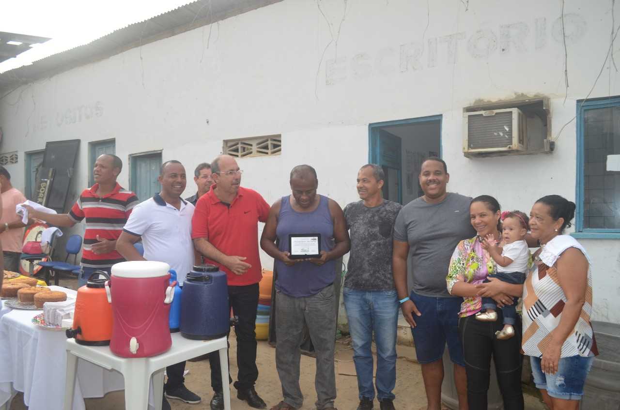 Camacã: Funcionário recebe Placa de Reconhecimento pelos 40 anos de serviço prestados a prefeitura
